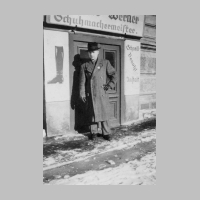 008-0039 Fritz Stiemer vor dem Laden seiner Lehrwerkstatt in Wehlau, im Jahre 1941.JPG
